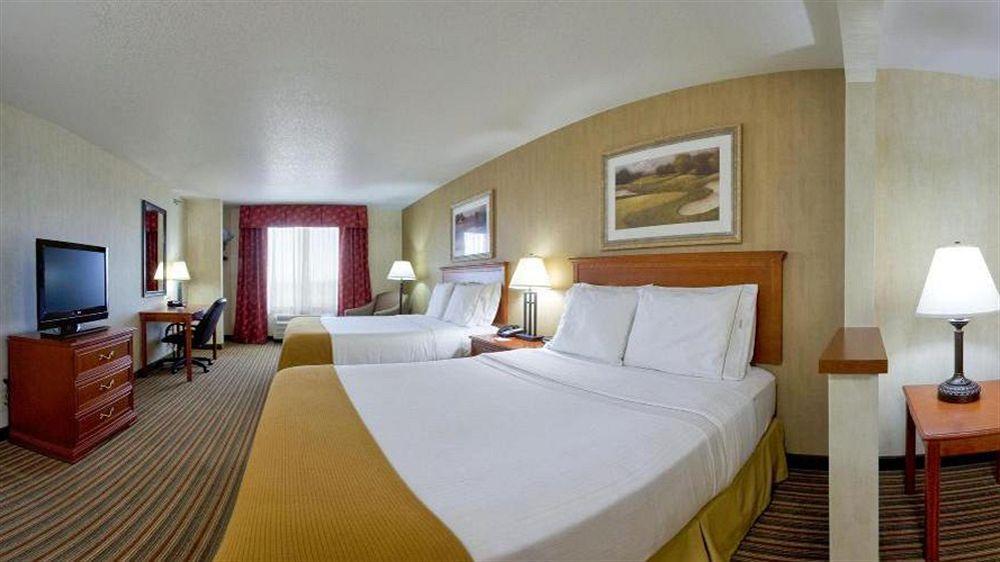 Holiday Inn Express & Suites Sioux Center, An Ihg Hotel Exterior photo