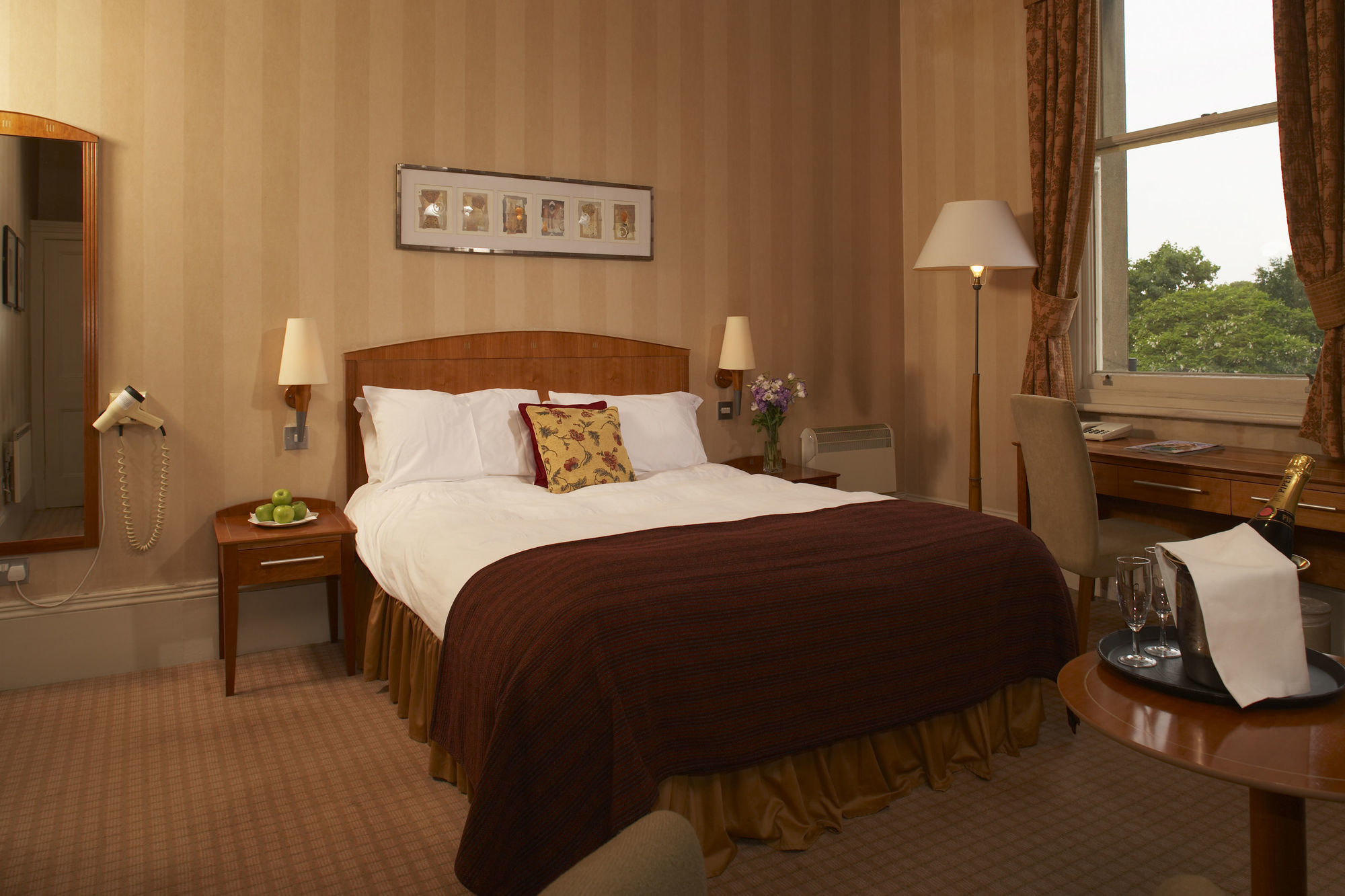 The Park Hotel Teddington Room photo