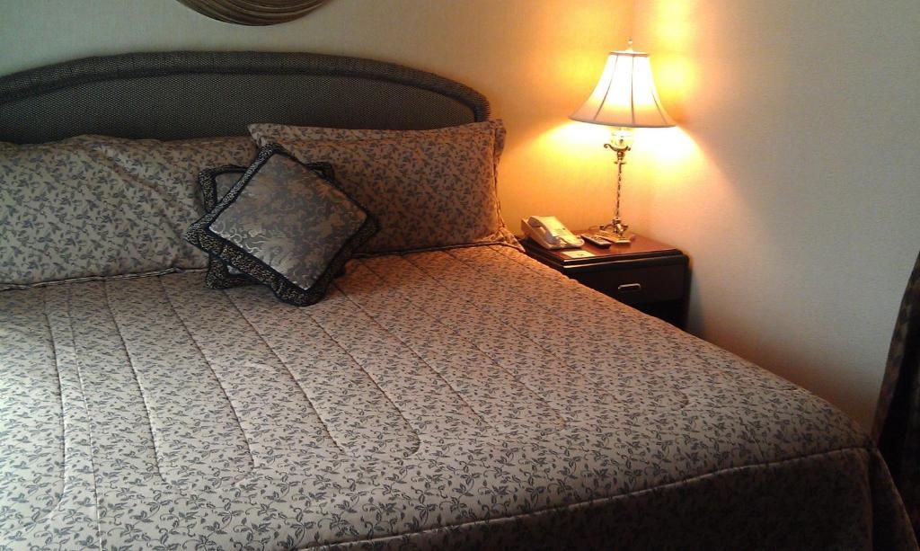 Roosevelt Inn & Suites Saratoga Springs Ballston Spa Room photo