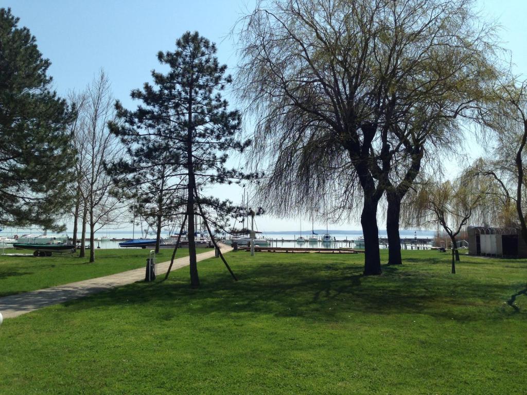 Hotel Uni Balatonfured Exterior photo