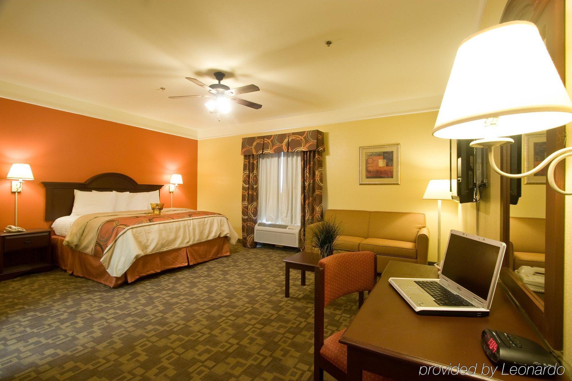 Quality Inn & Suites At The Outlets Mercedes-Weslaco Room photo