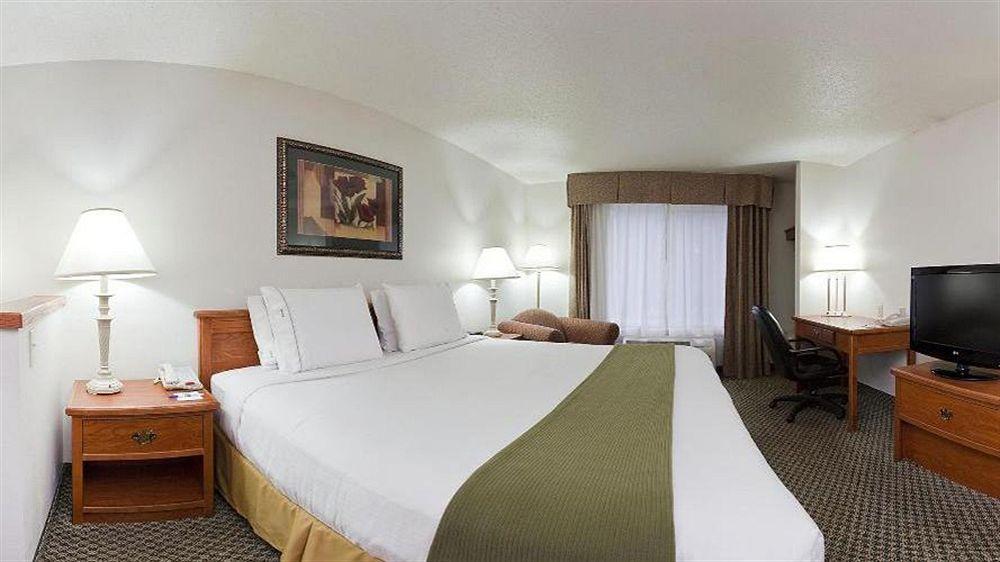 Holiday Inn Express & Suites Logan, An Ihg Hotel Exterior photo