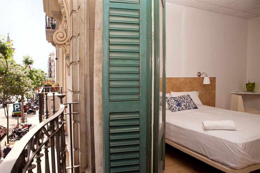 Hostal Martinval Barcelona Exterior photo