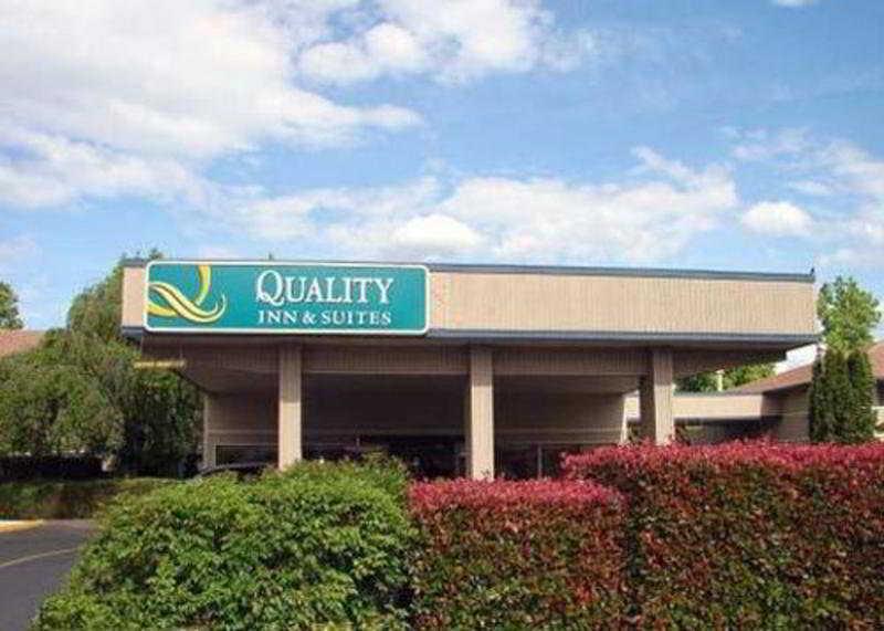 Quality Inn & Suites Medford Airport Exterior photo