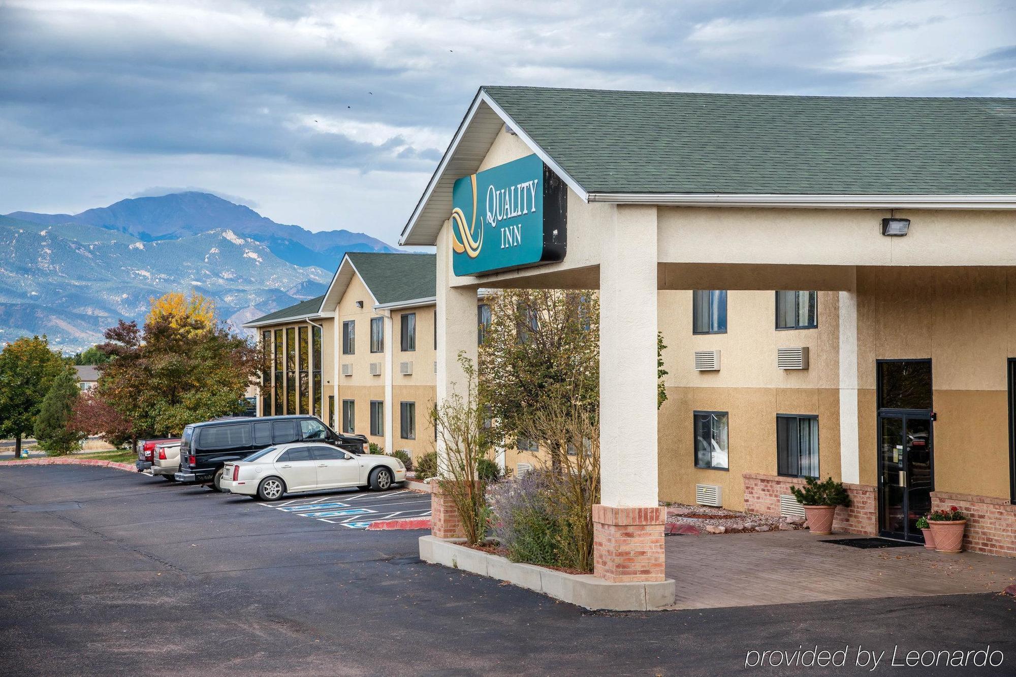 Quality Inn Airport Colorado Springs Exterior photo