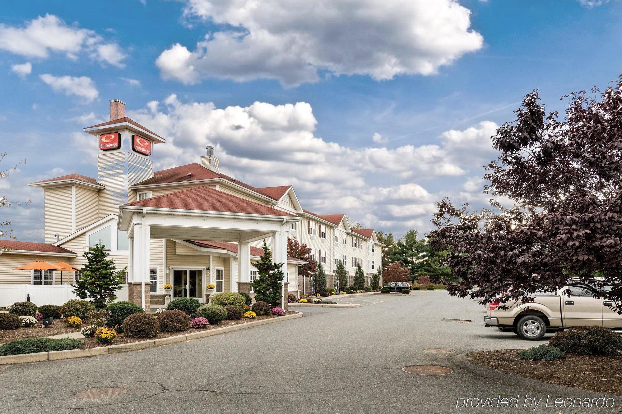 Econo Lodge Hadley Near University Exterior photo