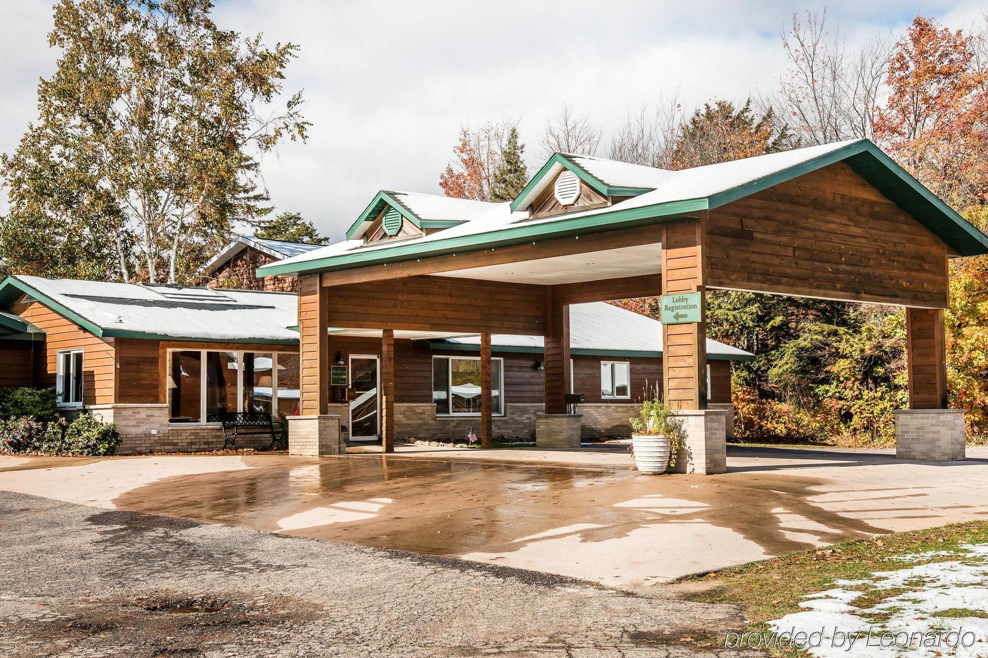 Econo Lodge Inn & Suites Munising Area Wetmore Exterior photo