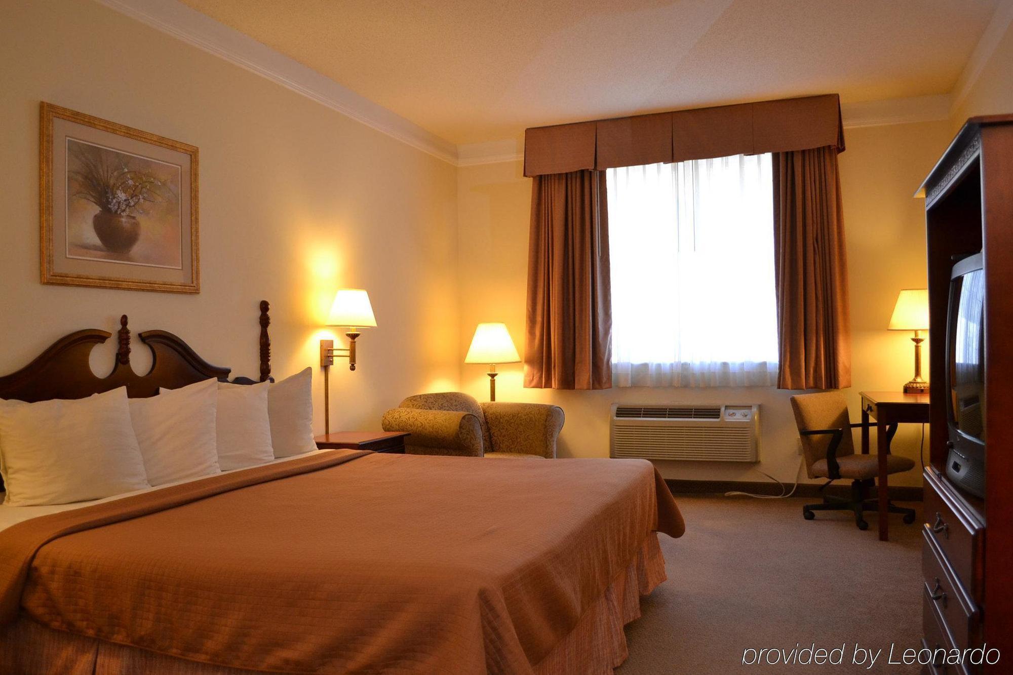Econo Lodge Inn & Suites Douglasville Room photo