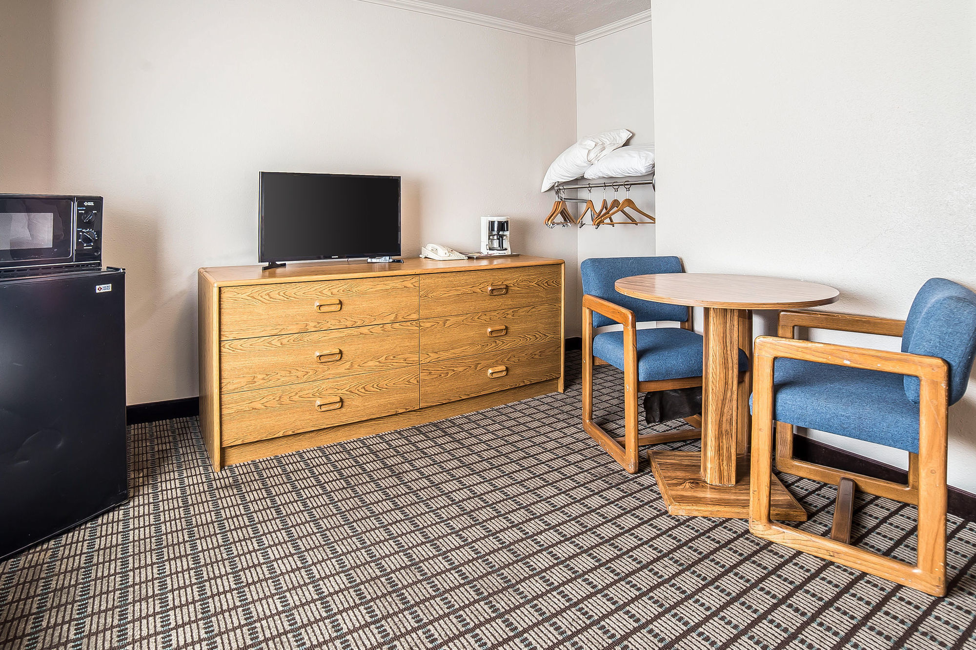 Econo Lodge Inn & Suites Logan Room photo
