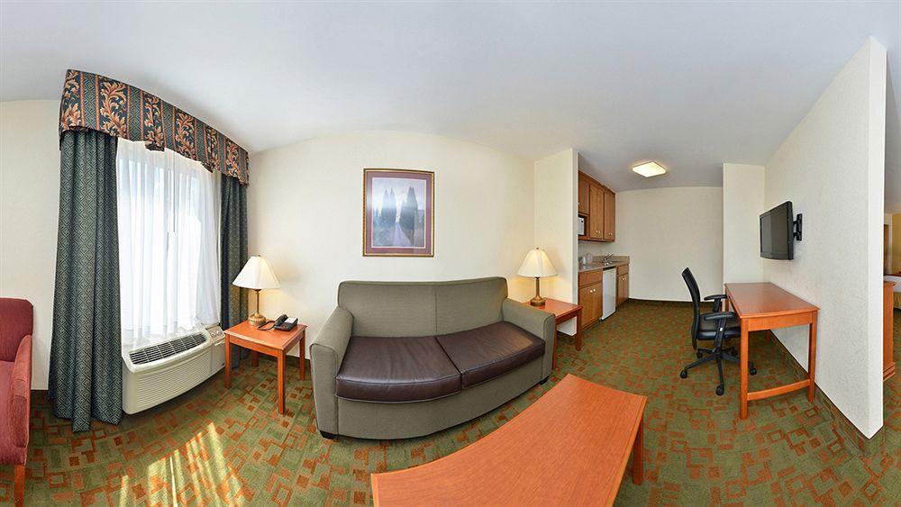 Holiday Inn Express Hotel & Suites Petersburg/Dinwiddie, An Ihg Hotel Exterior photo