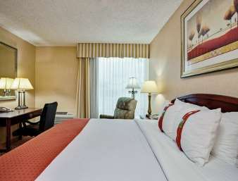 Ramada Fresno Airport Hotel Room photo