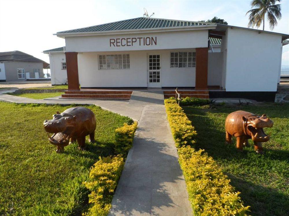 Skinny Hippos Lodge Mangochi Exterior photo