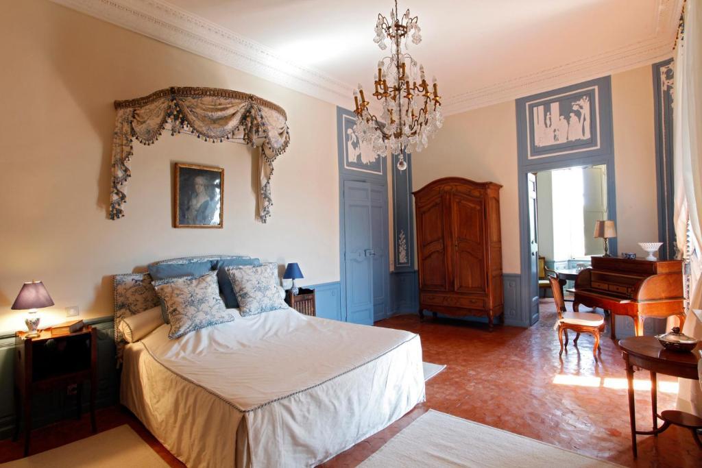 Chateau De La Barben Bed & Breakfast Room photo