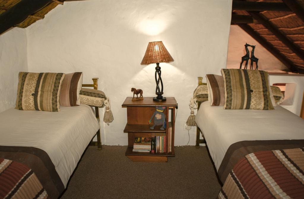 Old Thatch Lodge Swellendam Exterior photo