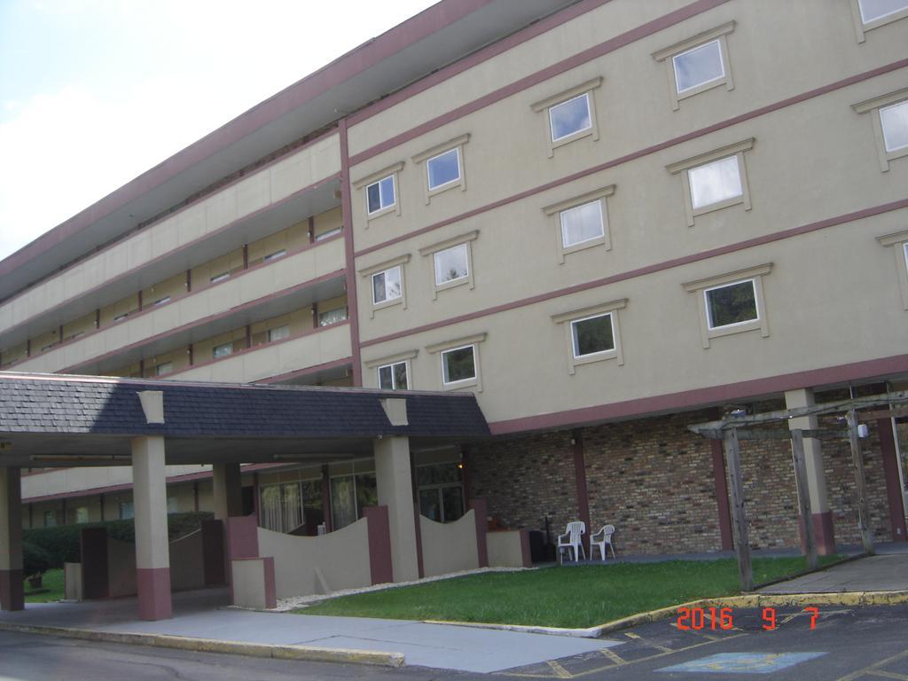 Days Inn Oil City Conference Center Exterior photo