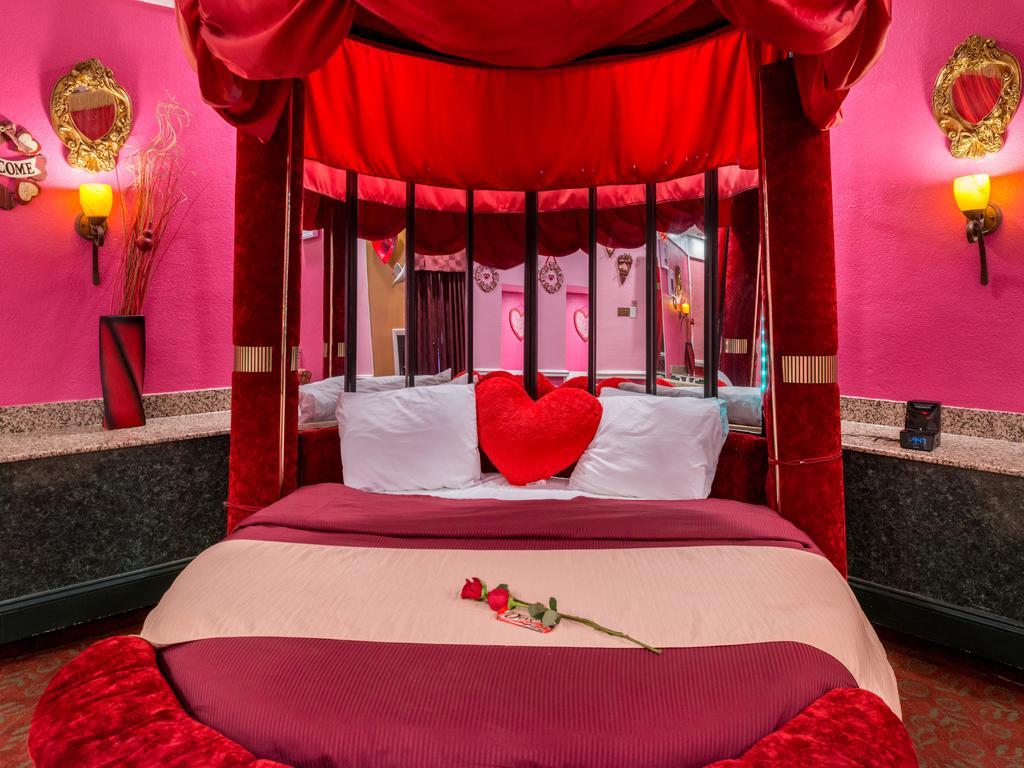 Inn Of The Dove Romantic Luxury & Business Suites Bensalem Exterior photo