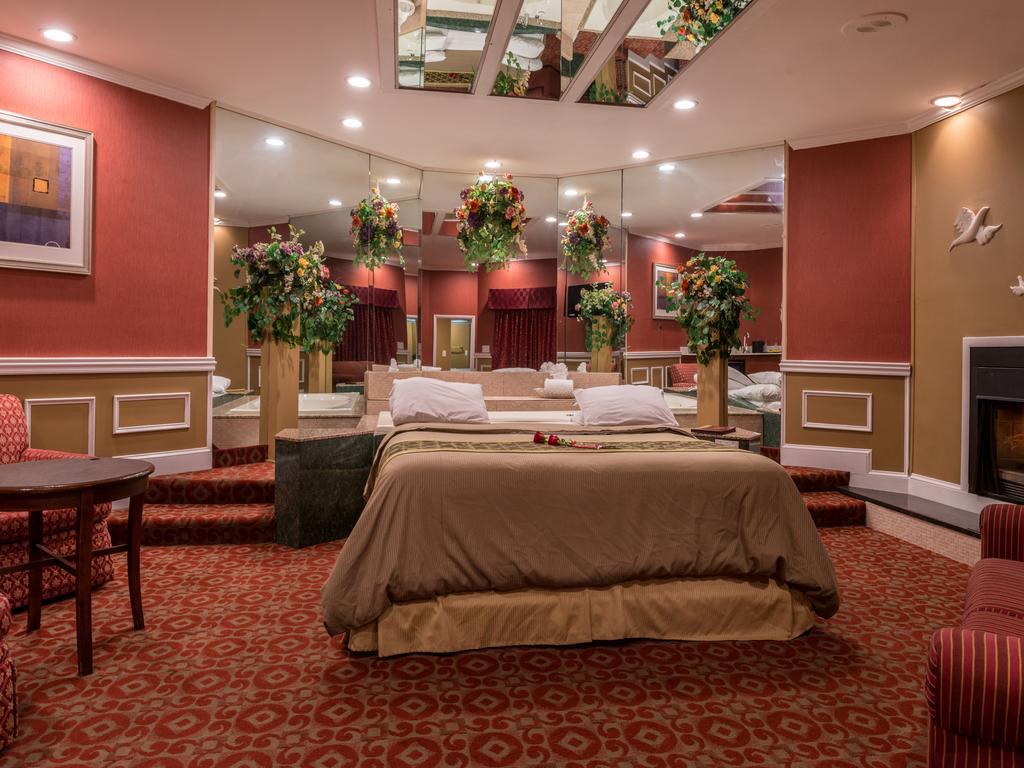Inn Of The Dove Romantic Luxury & Business Suites Bensalem Exterior photo
