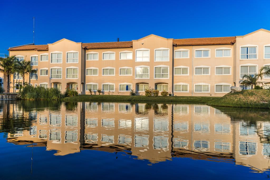 Howard Johnson Resort Spa & Convention Center Villa de Merlo Exterior photo