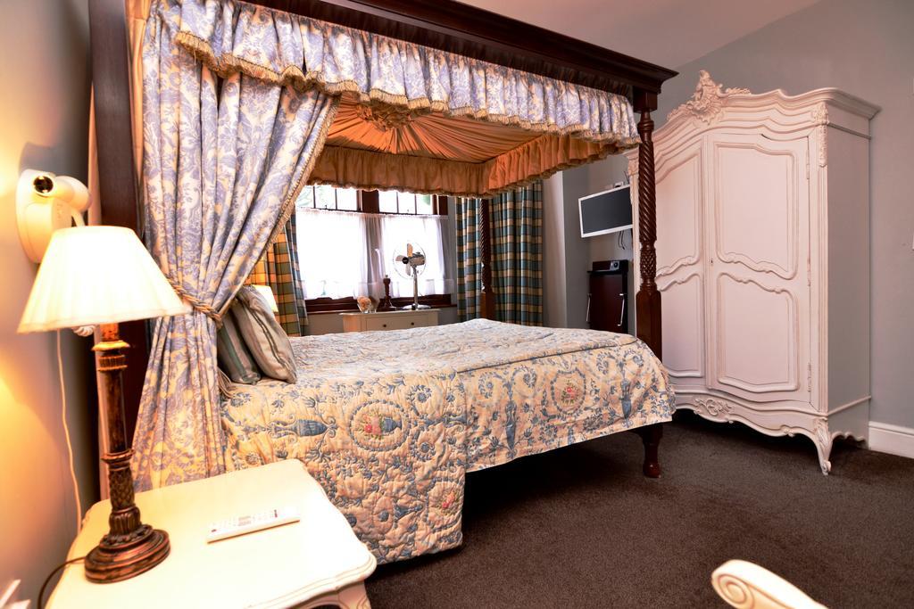 The Ambassador Heathrow Hotel Hillingdon Room photo