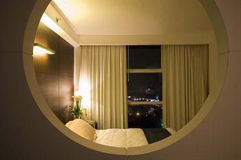Regalia Tower Hotel Suites Quezon City Exterior photo