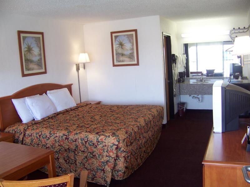 Travelers Inn And Suites Oklahoma City Room photo