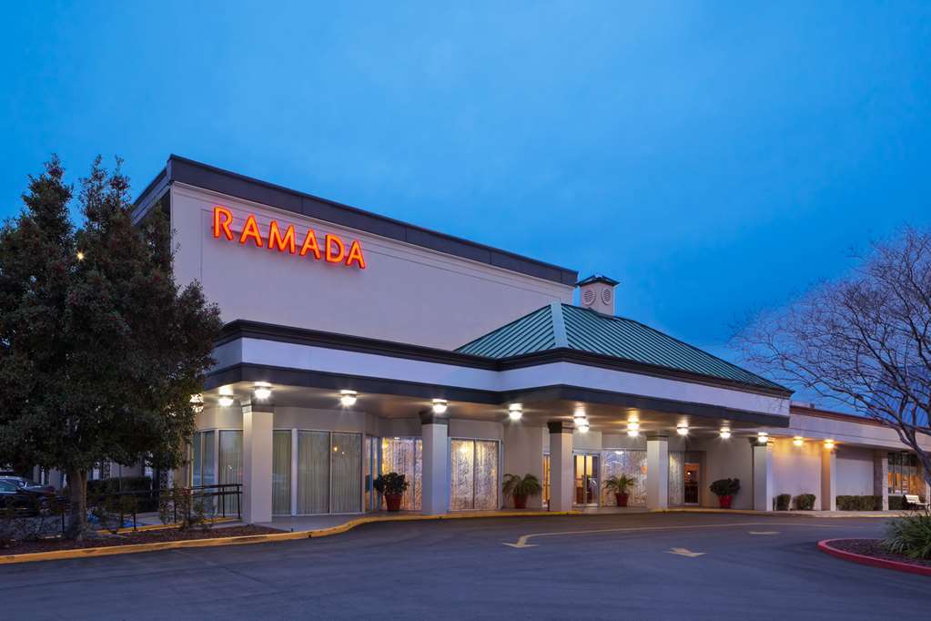 Ramada By Wyndham Metairie New Orleans Airport Hotel Exterior photo