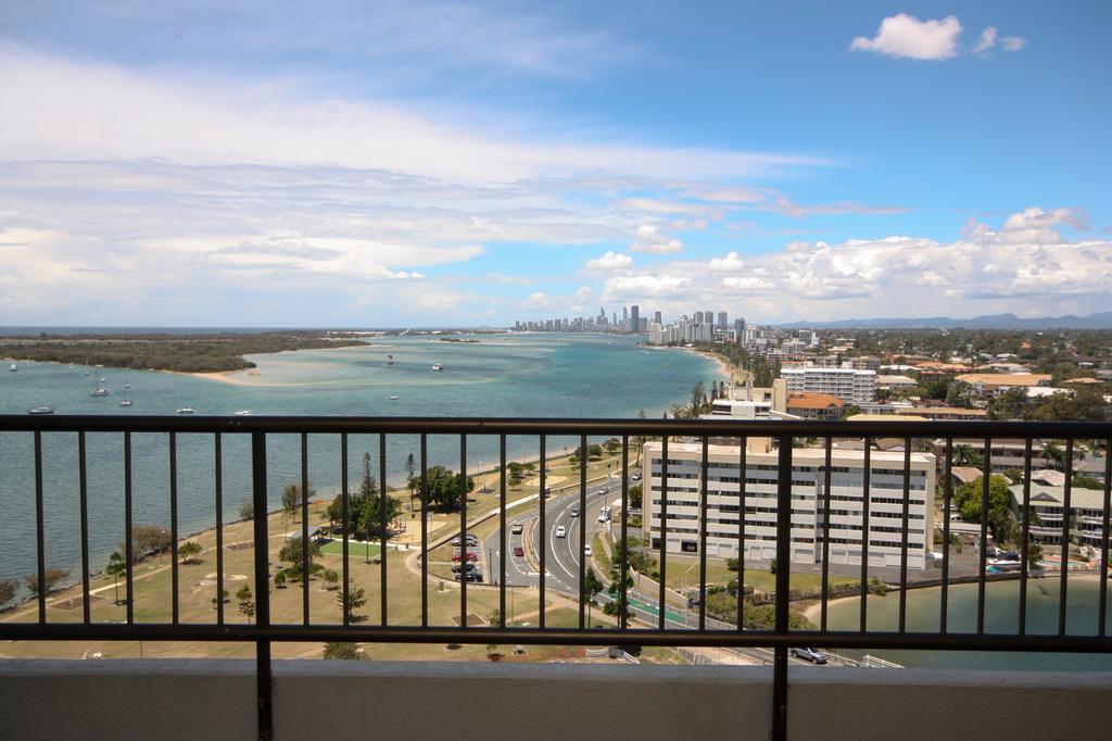 Broadwater Shores Waterfront Apartments Gold Coast Exterior photo