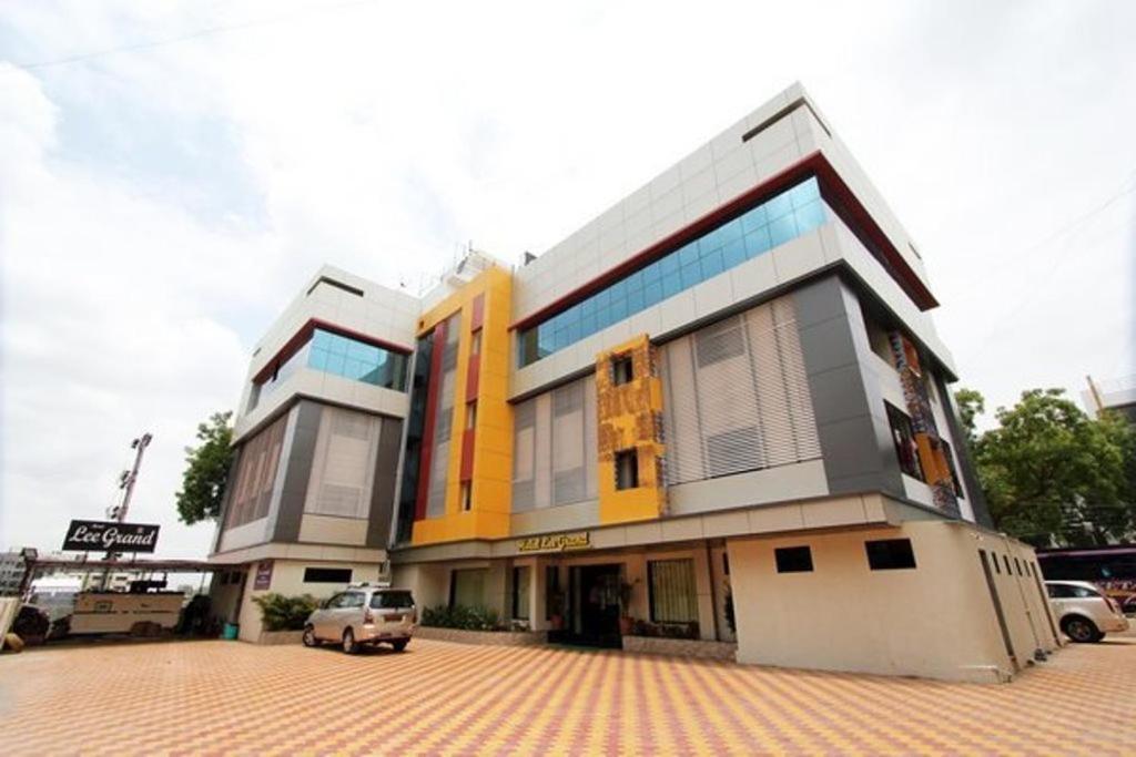 Hotel Lee Grand Shirdi Exterior photo