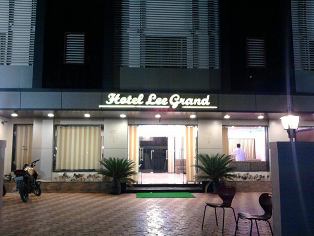 Hotel Lee Grand Shirdi Exterior photo