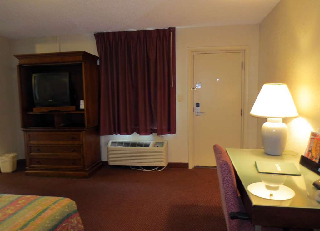 America'S Best Inn And Suites Emporia Room photo