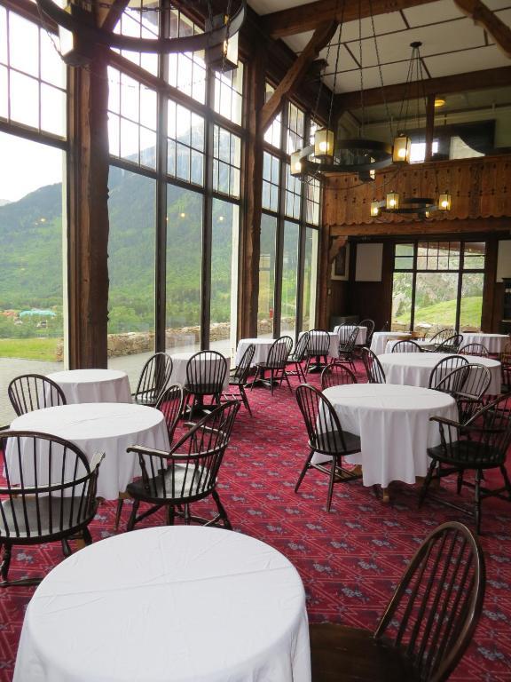 Prince Of Wales Hotel Waterton Park Exterior photo