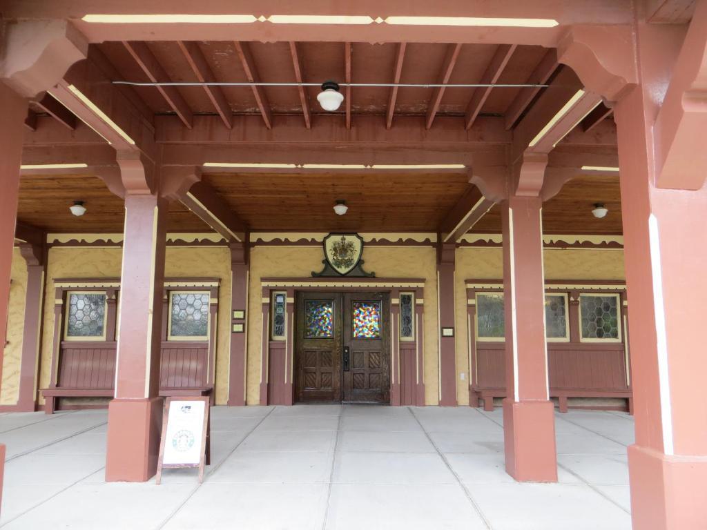 Prince Of Wales Hotel Waterton Park Exterior photo