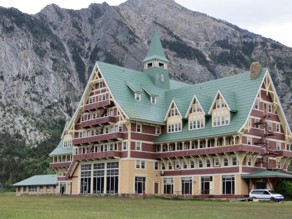 Prince Of Wales Hotel Waterton Park Exterior photo