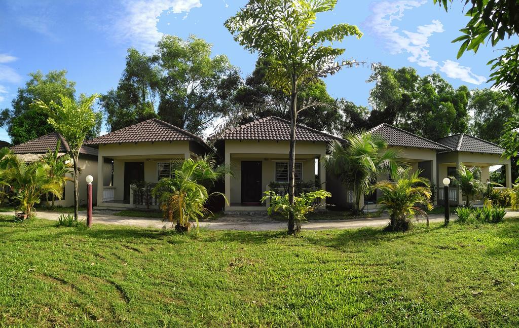 The Moonflower Bungalow Hotel Sihanoukville Exterior photo