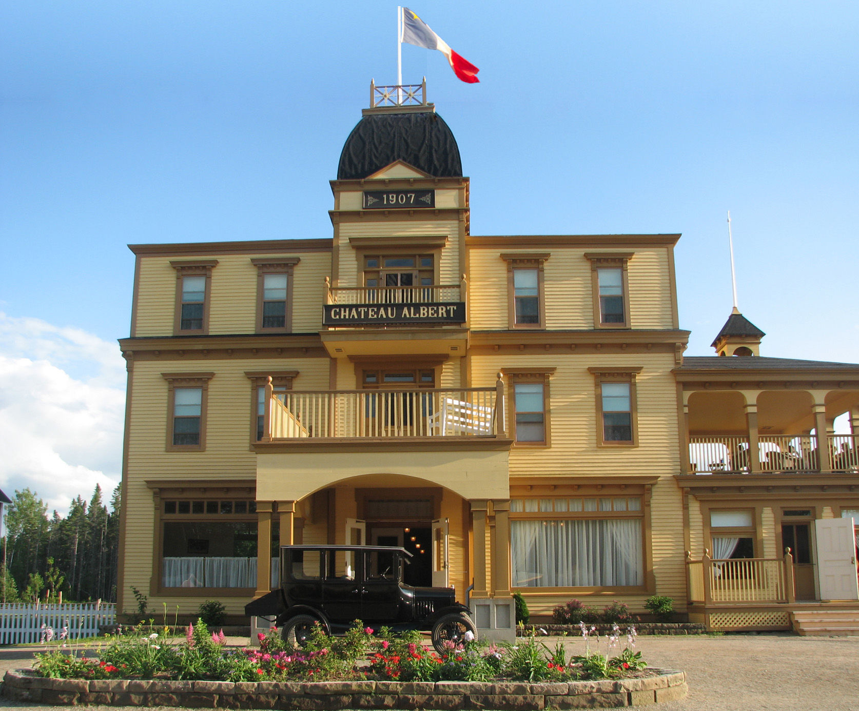 Chateau Albert Hotel Caraquet Exterior photo