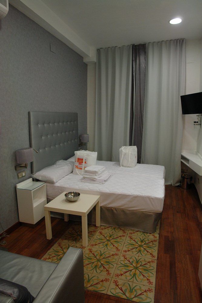 Barcelona Rooms Triple With Private Bathroom In Gothic Exterior photo