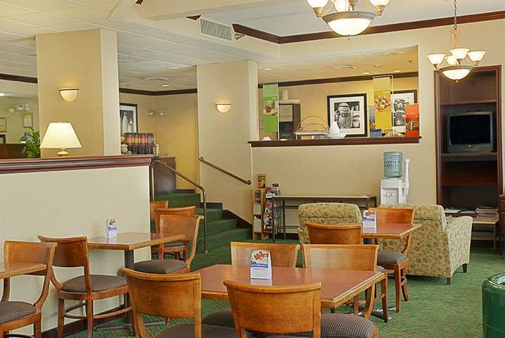 Wingate By Wyndham Charleston Coliseum Hotel Restaurant photo