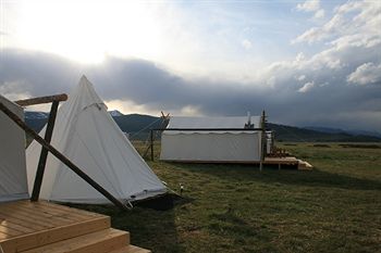 Yellowstone Under Canvas Hotel Yellowstone National Park Exterior photo