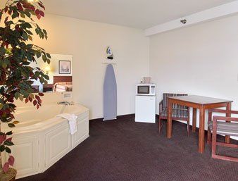 Super 8 By Wyndham Riverside/Kansas City Room photo