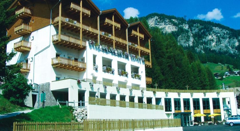 Hotel Stella Montis Campitello di Fassa Exterior photo