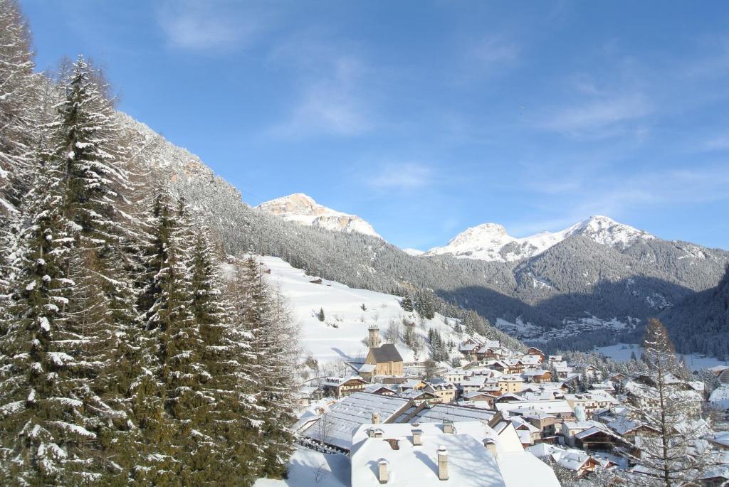 Hotel Stella Montis Campitello di Fassa Exterior photo