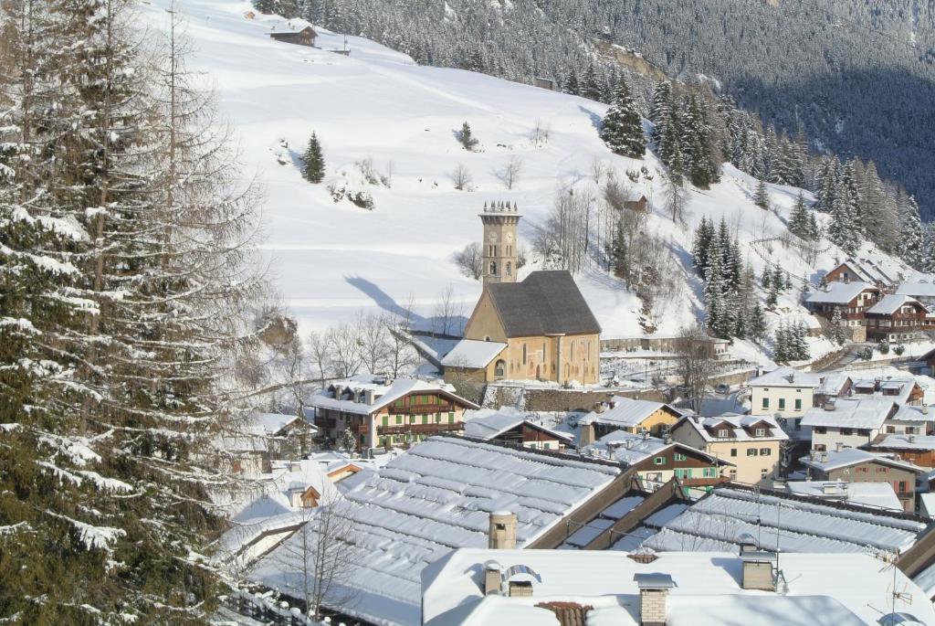 Hotel Stella Montis Campitello di Fassa Exterior photo