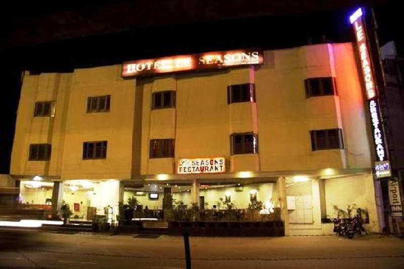 Airport Hotel Le Seasons New Delhi Exterior photo
