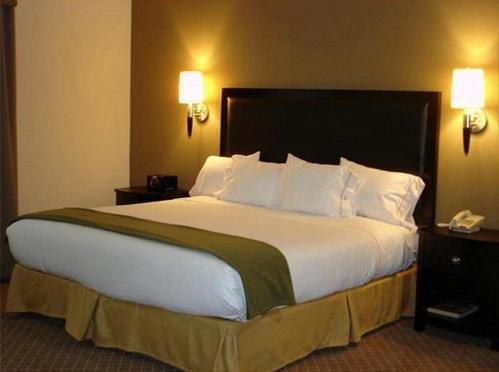 Holiday Inn Express & Suites La Porte, An Ihg Hotel Room photo