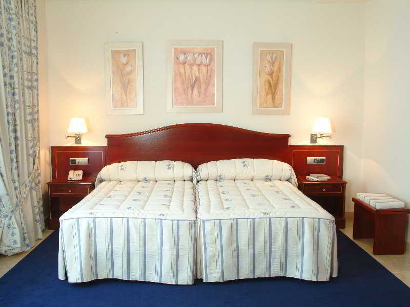 Hotel Gran Legazpi Madrid Room photo