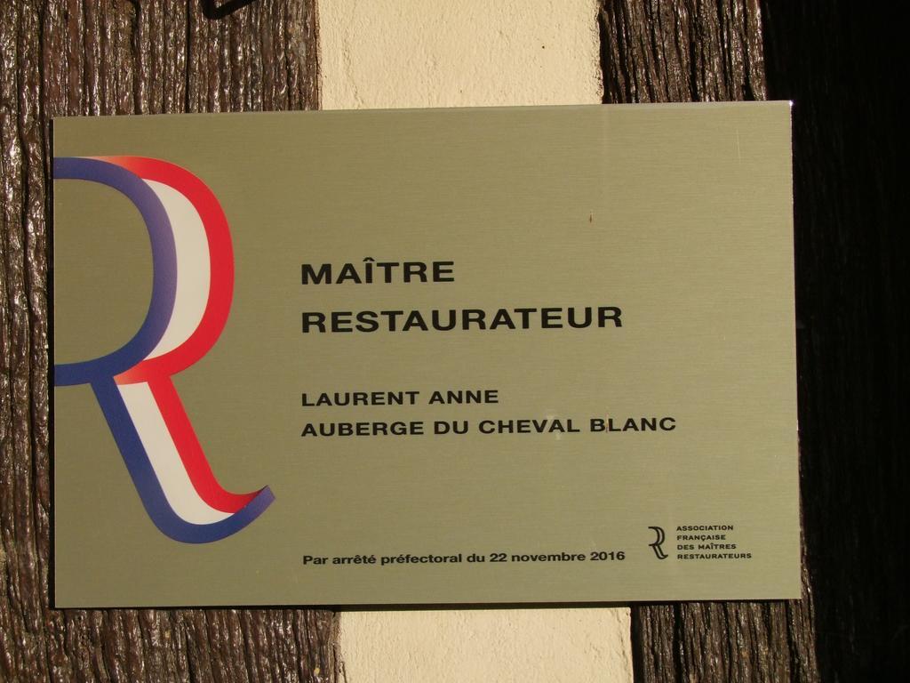 Auberge Du Cheval Blanc Crevecoeur-en-Auge Exterior photo