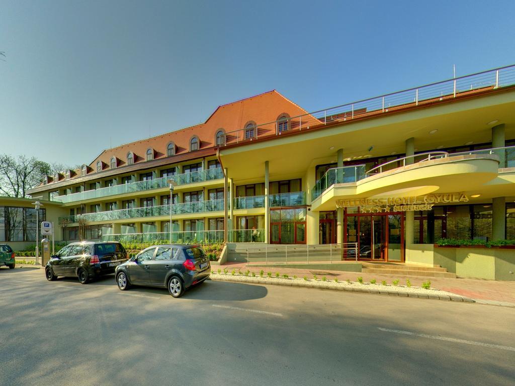 Wellness Hotel Gyula Exterior photo