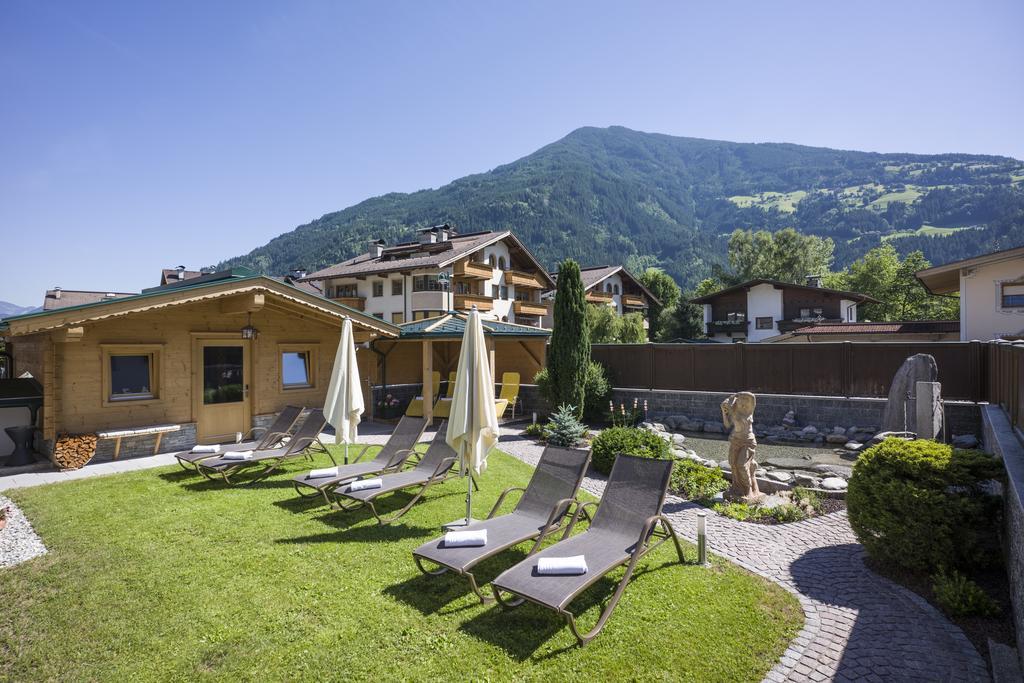 Hotel Alpina Ried im Zillertal Exterior photo