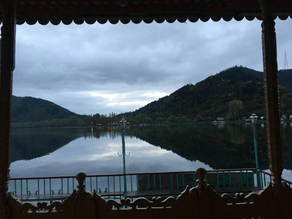 Comfy Royal Dandoo Palace - House Boat Srinagar  Exterior photo