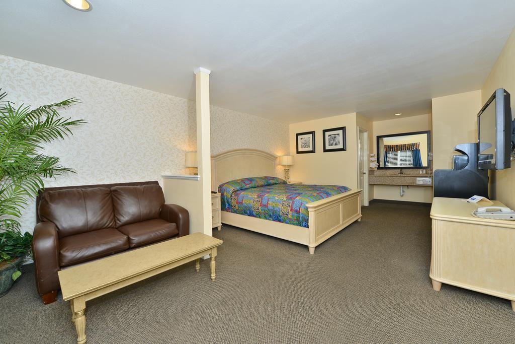 Rodeway Inn & Suites Colton-Riverside Room photo